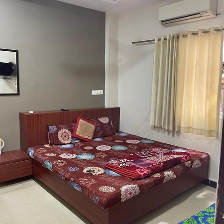 Satguru Guest House 우자인 외부 사진
