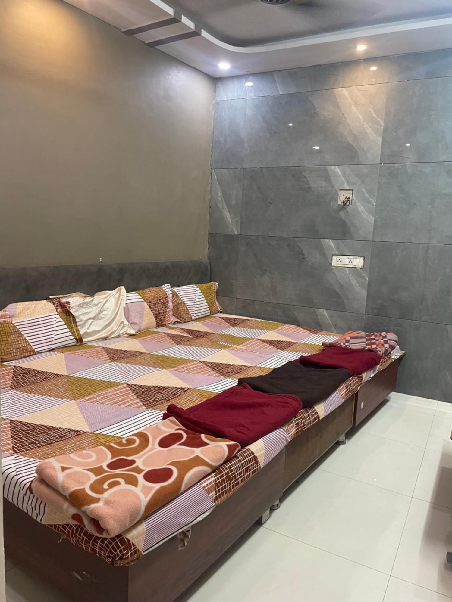 Satguru Guest House 우자인 외부 사진