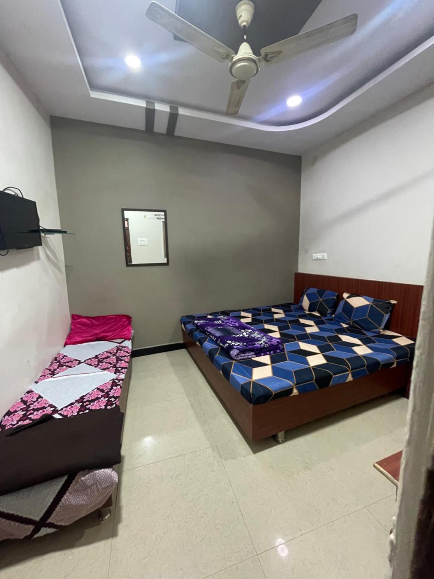 Satguru Guest House 우자인 외부 사진