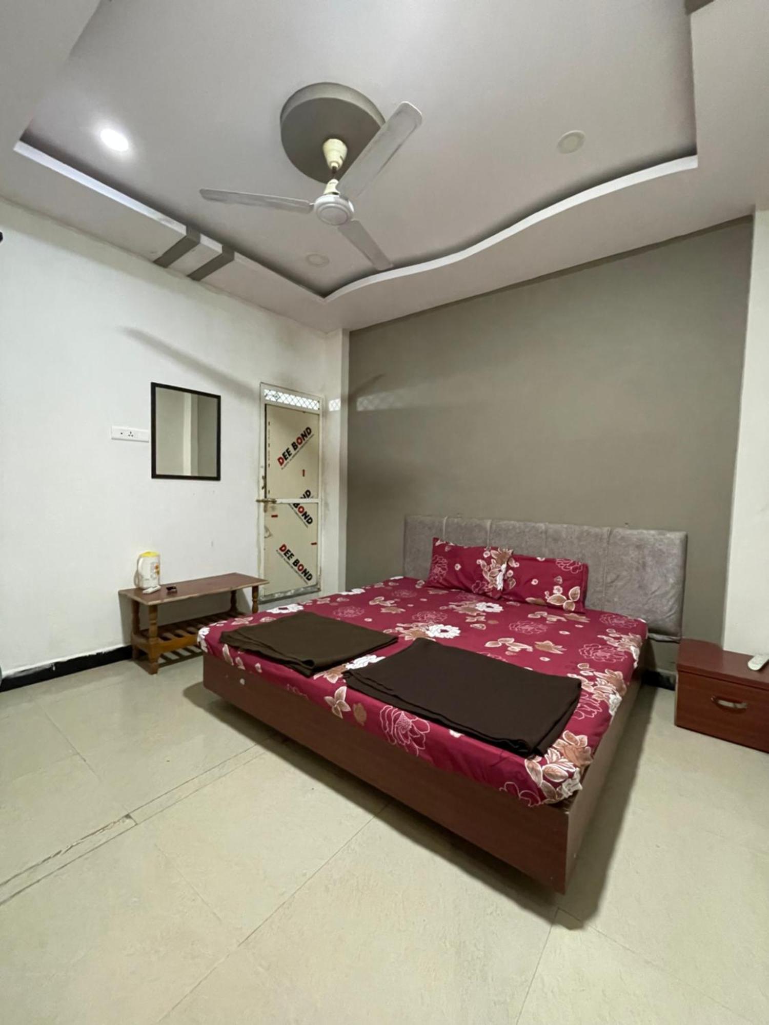 Satguru Guest House 우자인 외부 사진