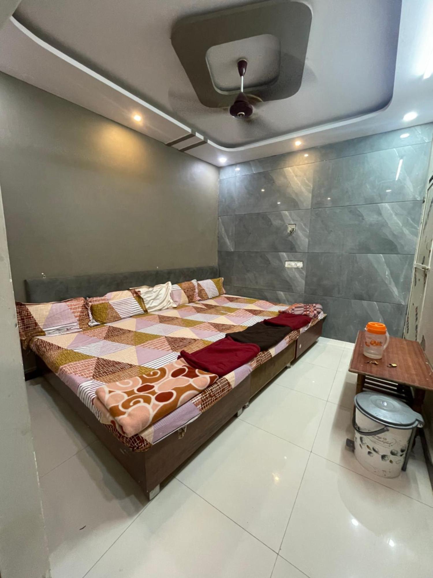 Satguru Guest House 우자인 외부 사진